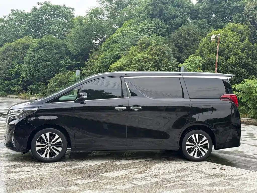 Toyota Alphard — фото 4