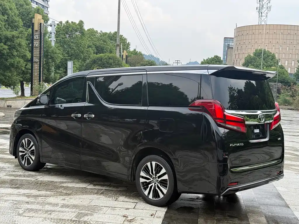 Toyota Alphard — фото 5