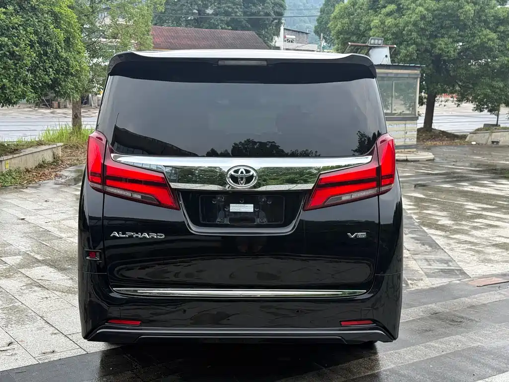 Toyota Alphard — фото 7