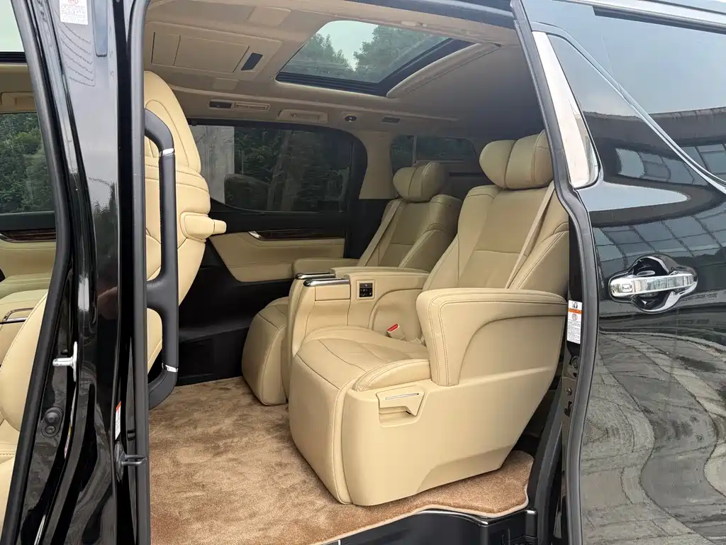 Toyota Alphard — фото 9