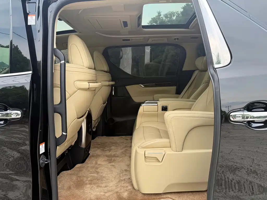 Toyota Alphard — фото 10