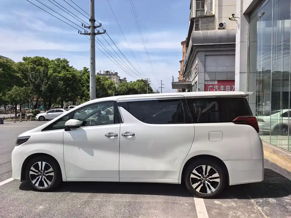 Toyota Alphard — фото 2
