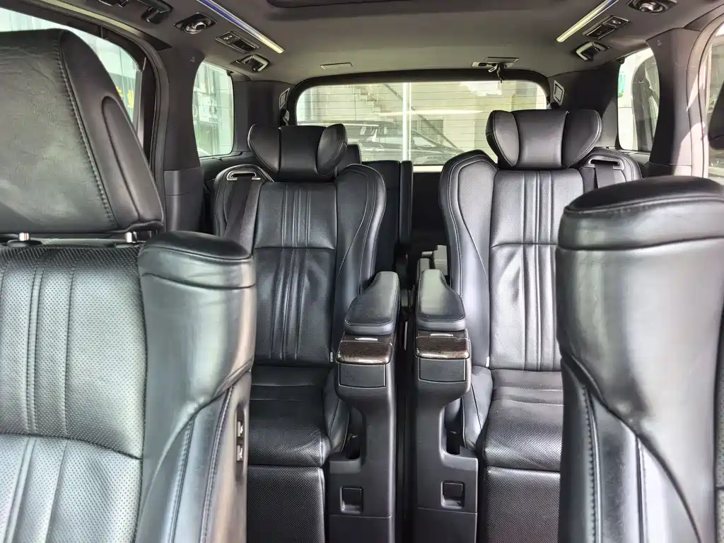 Toyota Alphard — фото 11