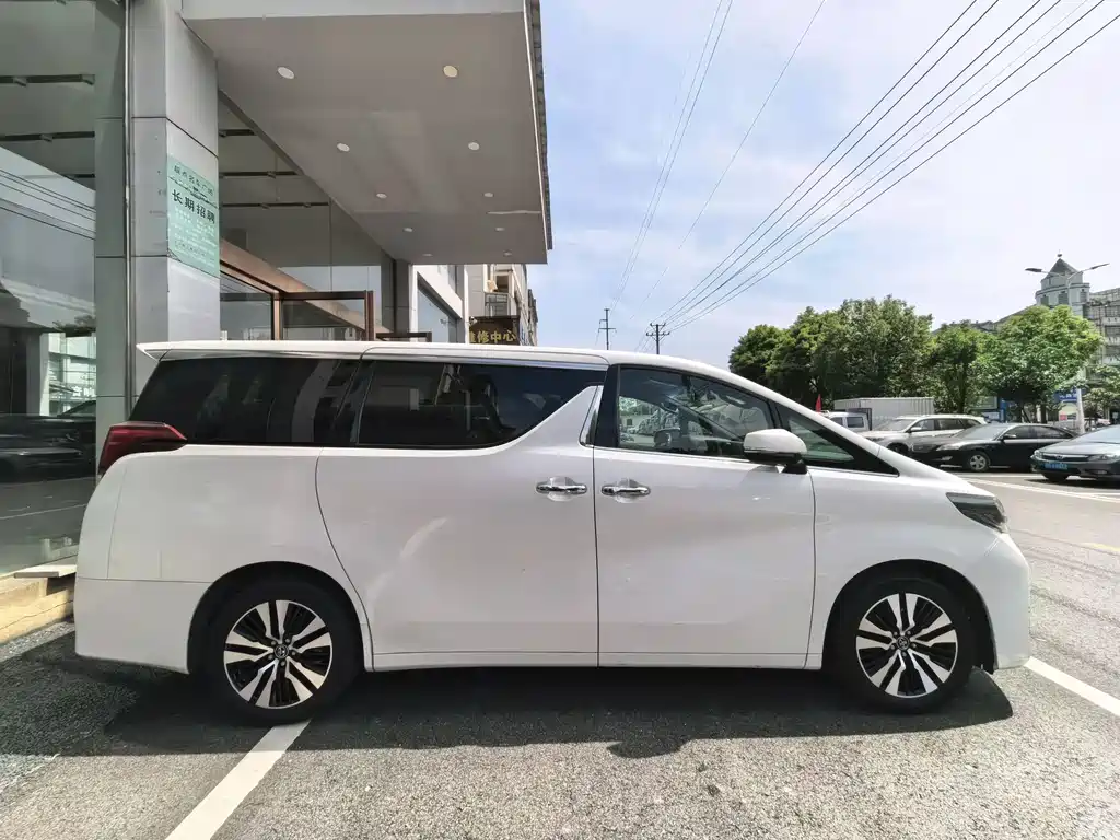 Toyota Alphard — фото 5