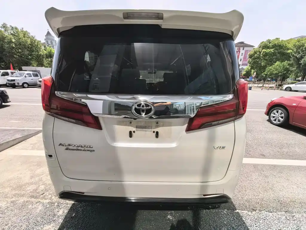 Toyota Alphard — фото 7