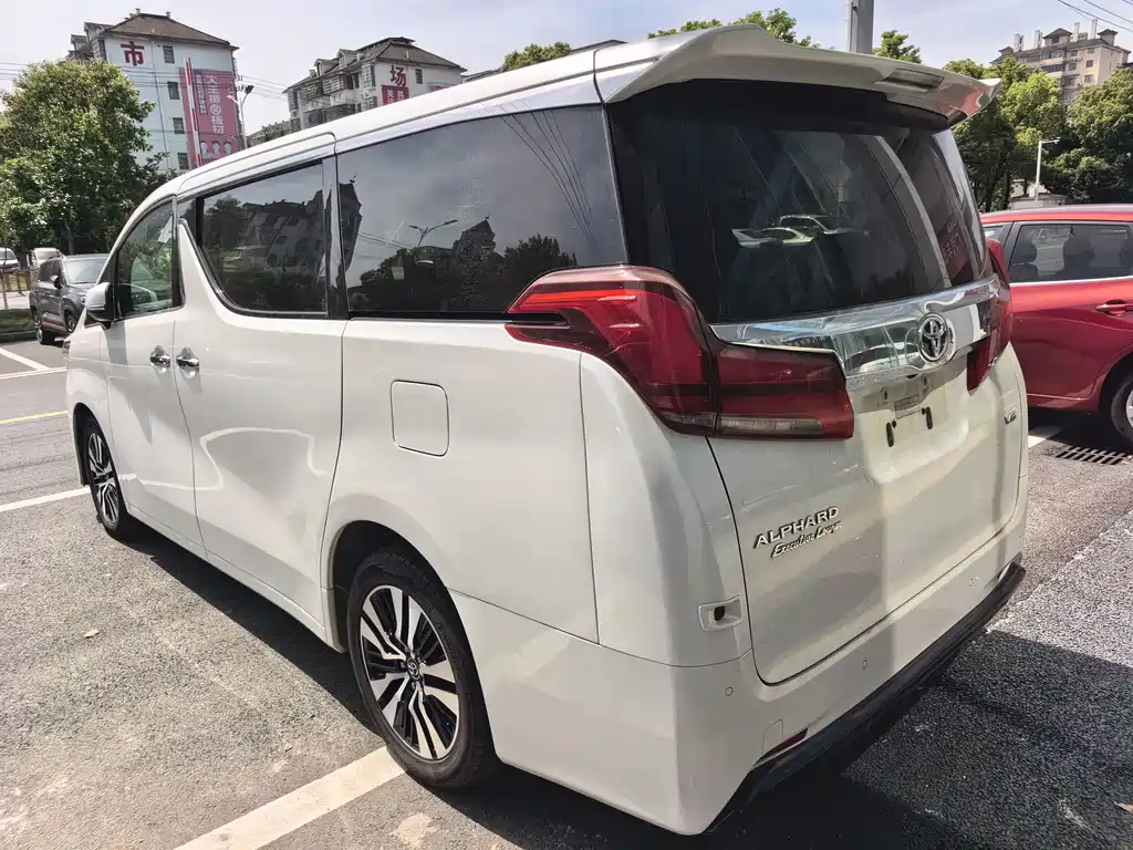 Toyota Alphard — фото 8