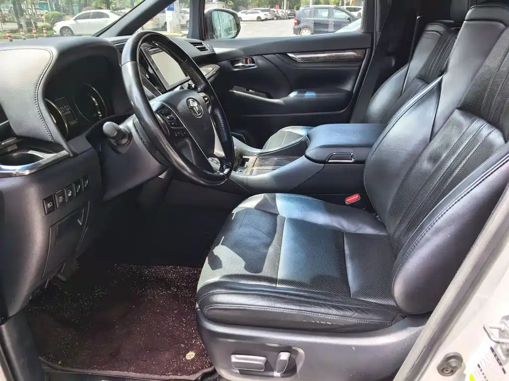 Toyota Alphard — фото 9