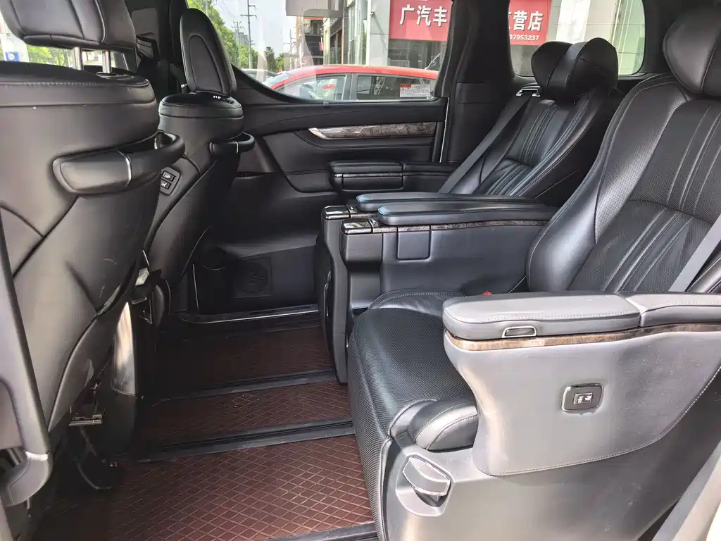 Toyota Alphard — фото 10