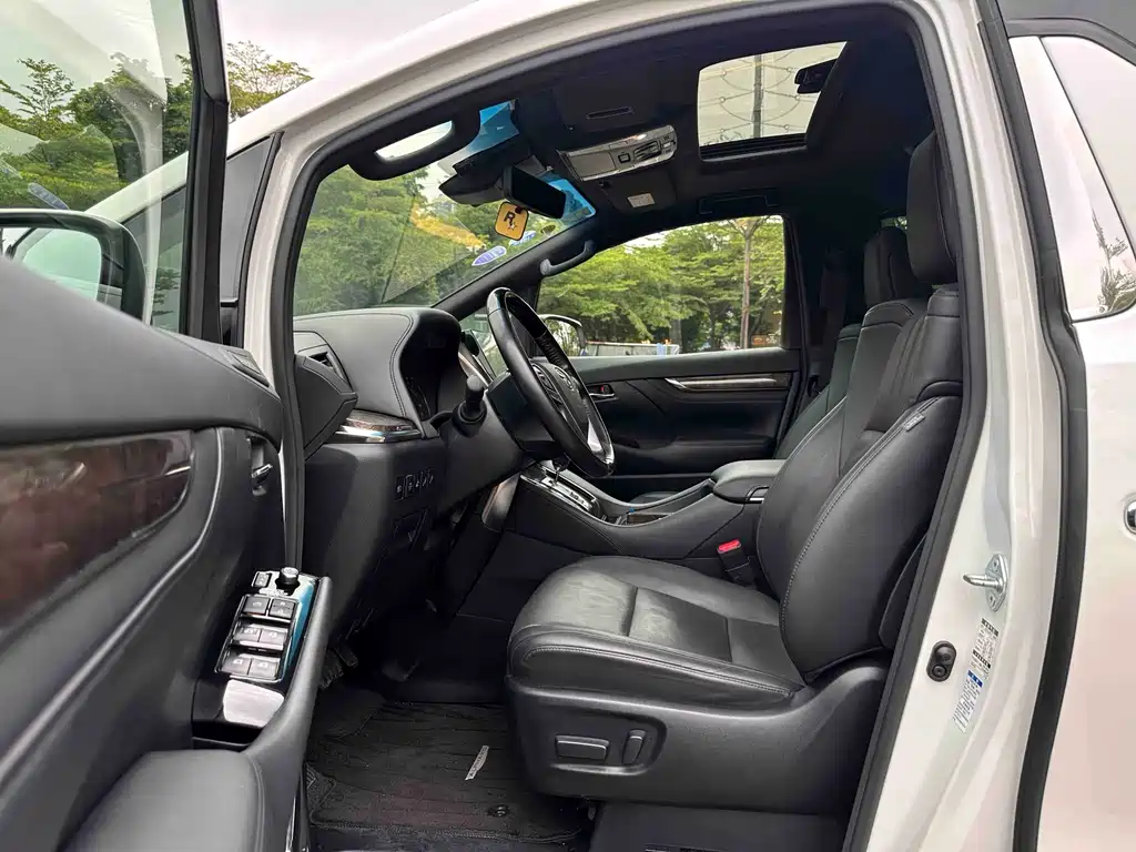 Toyota Alphard — фото 11