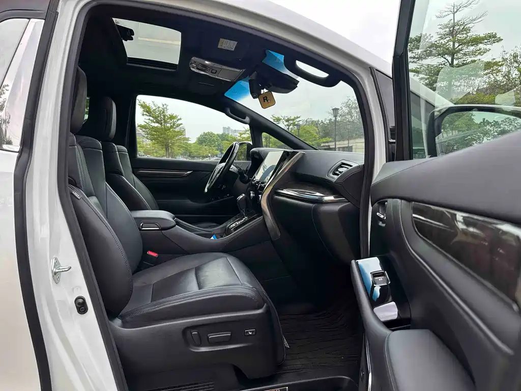 Toyota Alphard — фото 13