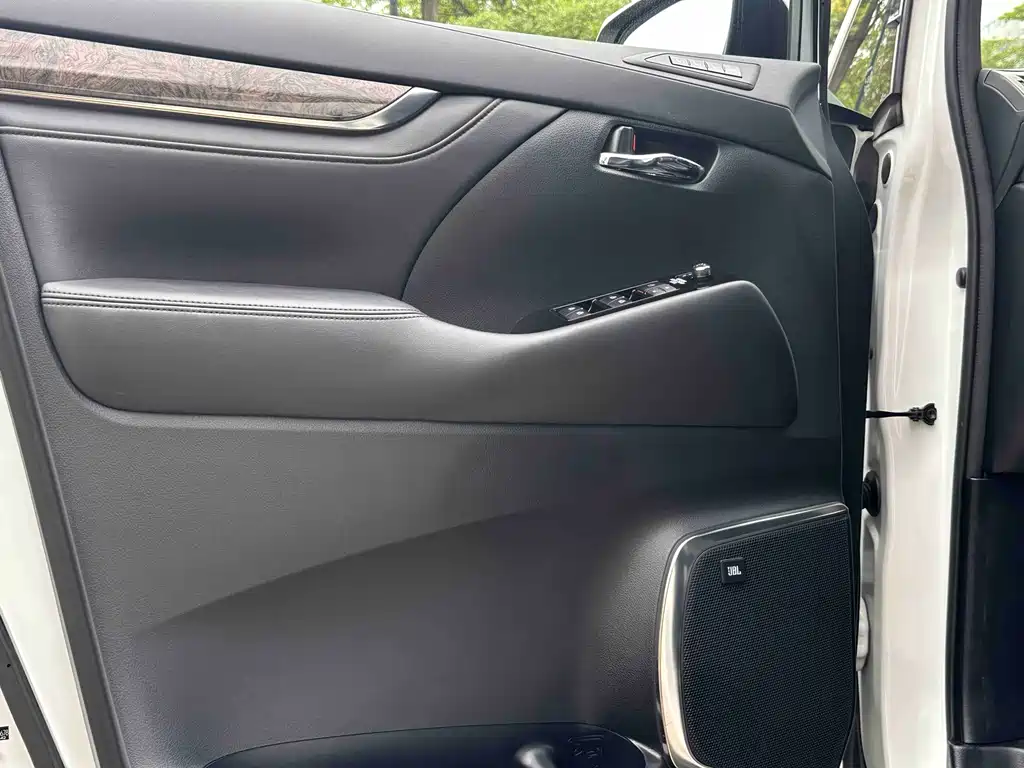 Toyota Alphard — фото 17