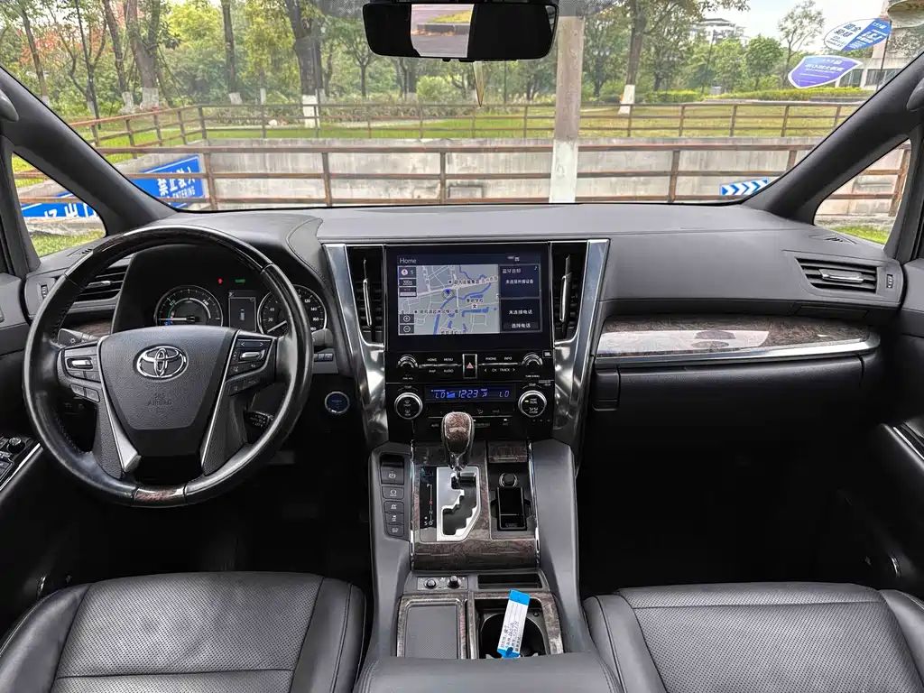 Toyota Alphard — фото 21
