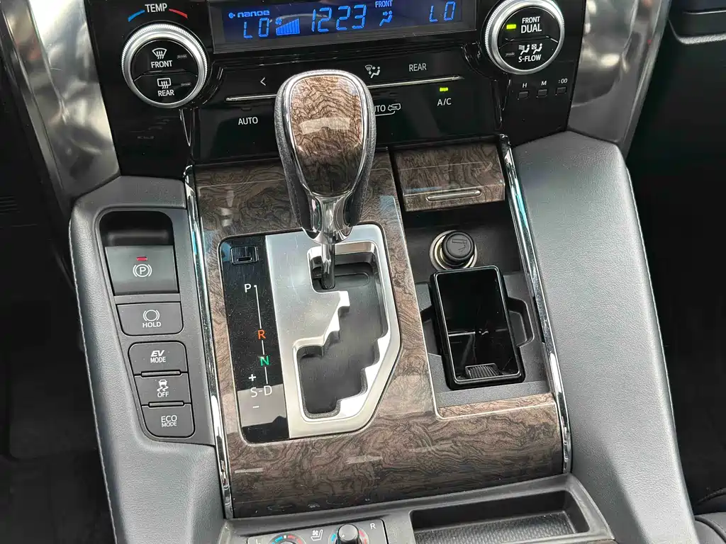 Toyota Alphard — фото 23