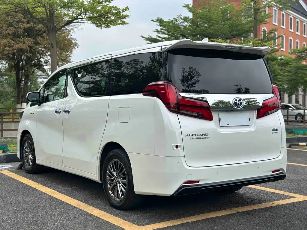 Toyota Alphard — фото 4