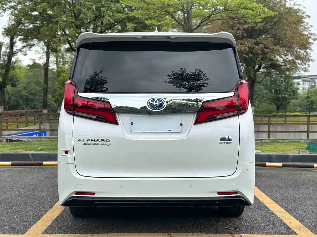 Toyota Alphard — фото 5