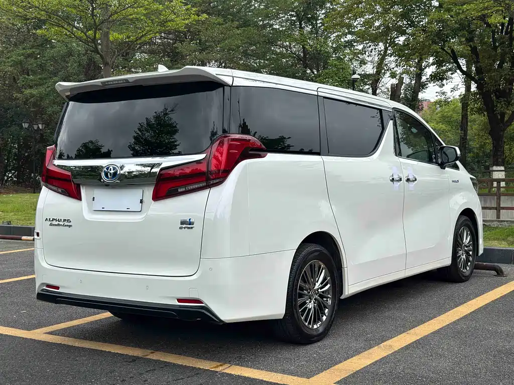 Toyota Alphard — фото 6