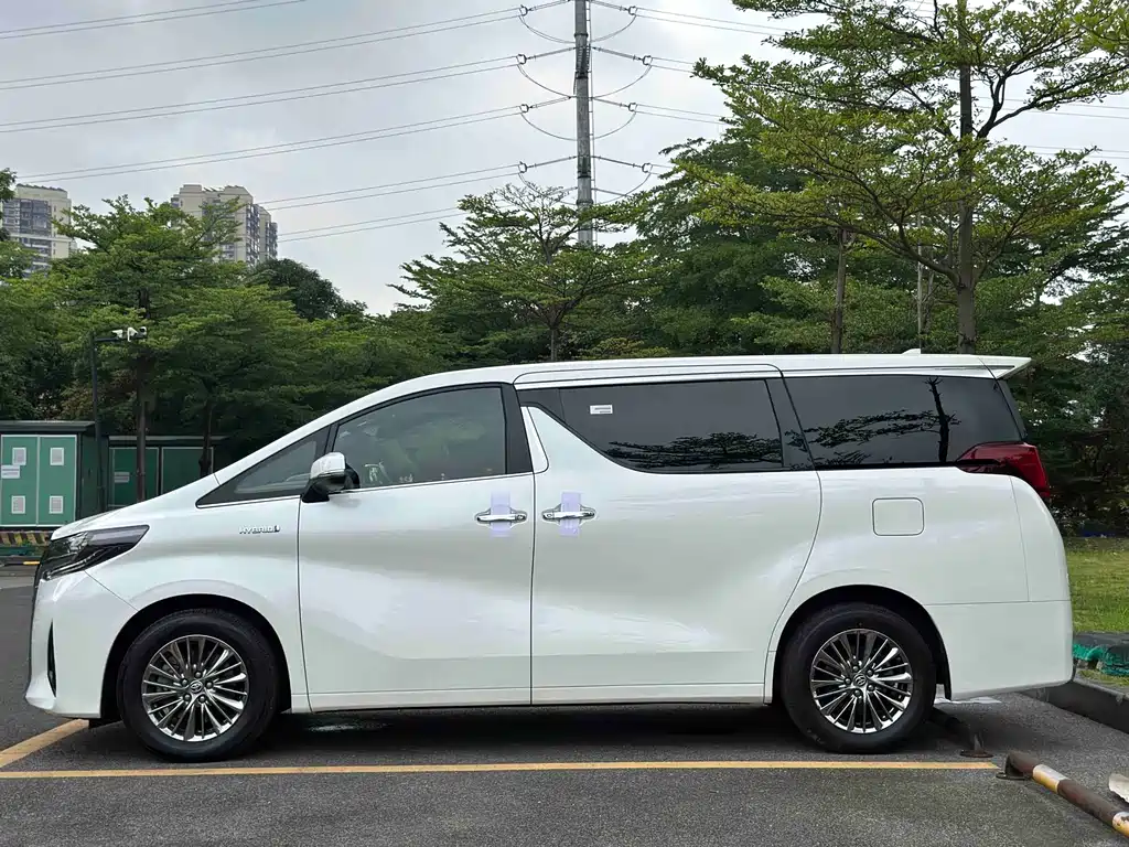 Toyota Alphard — фото 7