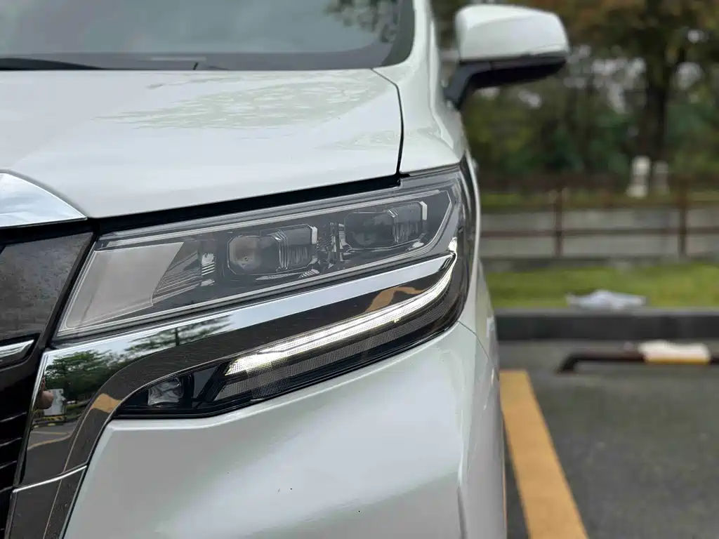 Toyota Alphard — фото 8
