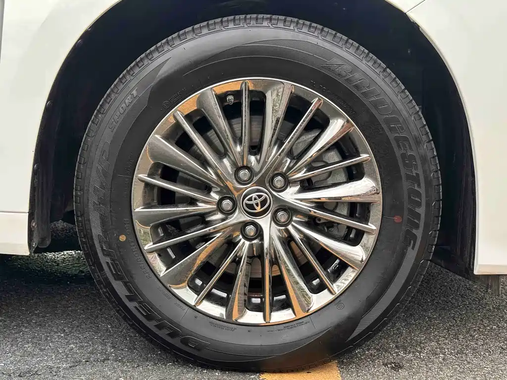 Toyota Alphard — фото 10