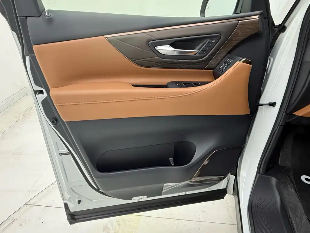 Toyota Alphard — фото 10