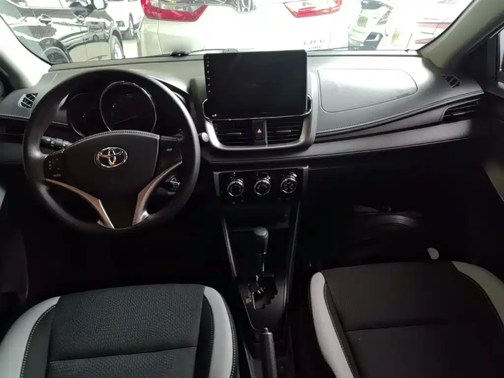 Toyota Yaris L — фото 10
