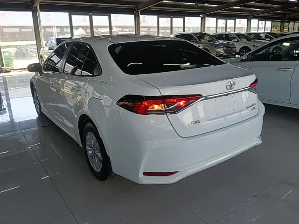Toyota Corolla — фото 5