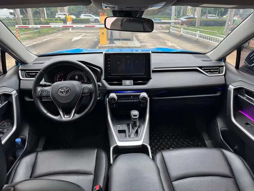 Toyota RAV4 — фото 5