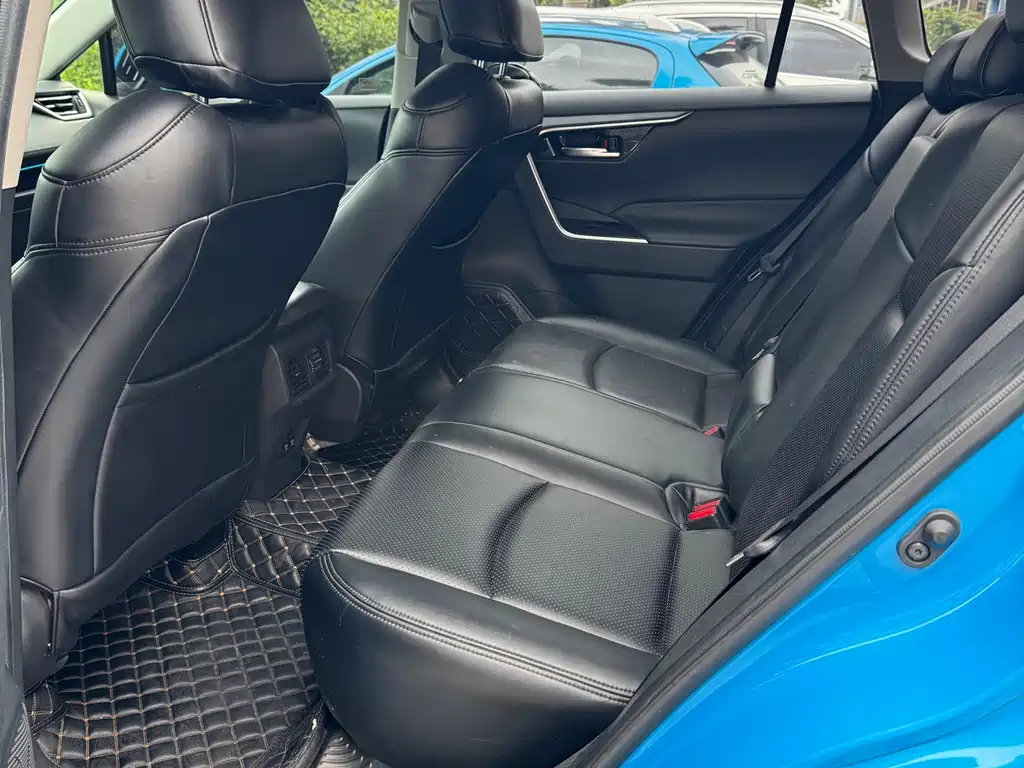 Toyota RAV4 — фото 6