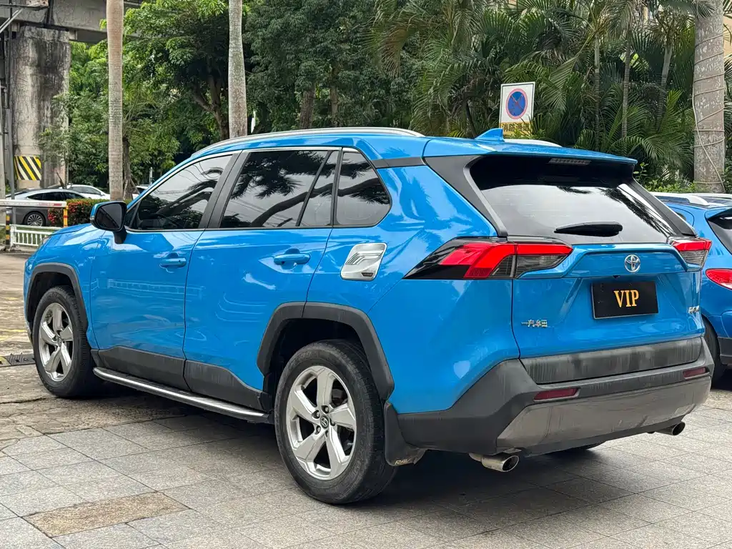 Toyota RAV4 — фото 7