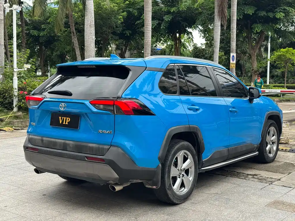 Toyota RAV4 — фото 9