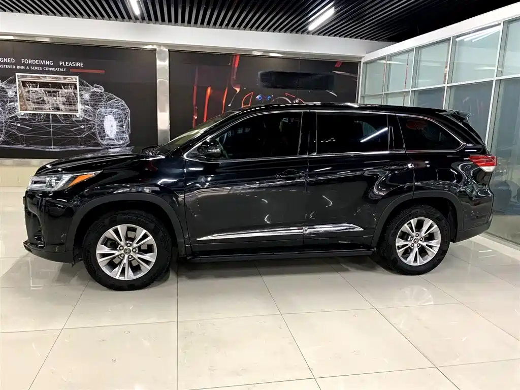 Toyota Highlander — фото 10