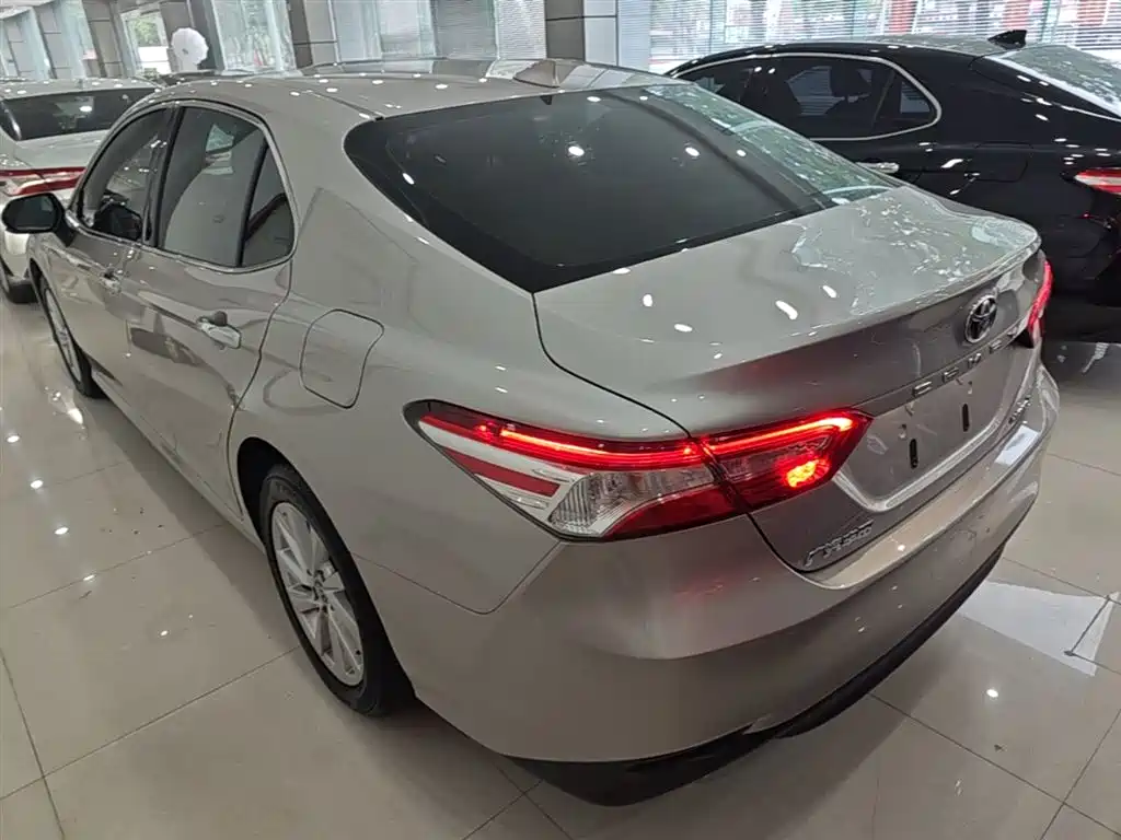 Toyota Camry — фото 5
