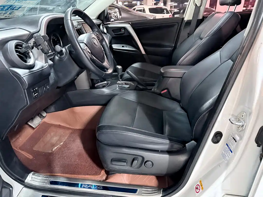 Toyota RAV4 — фото 8