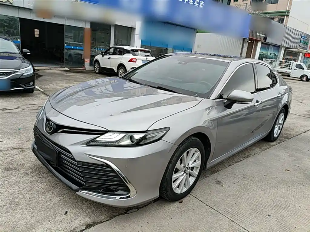 Toyota Camry — фото 2