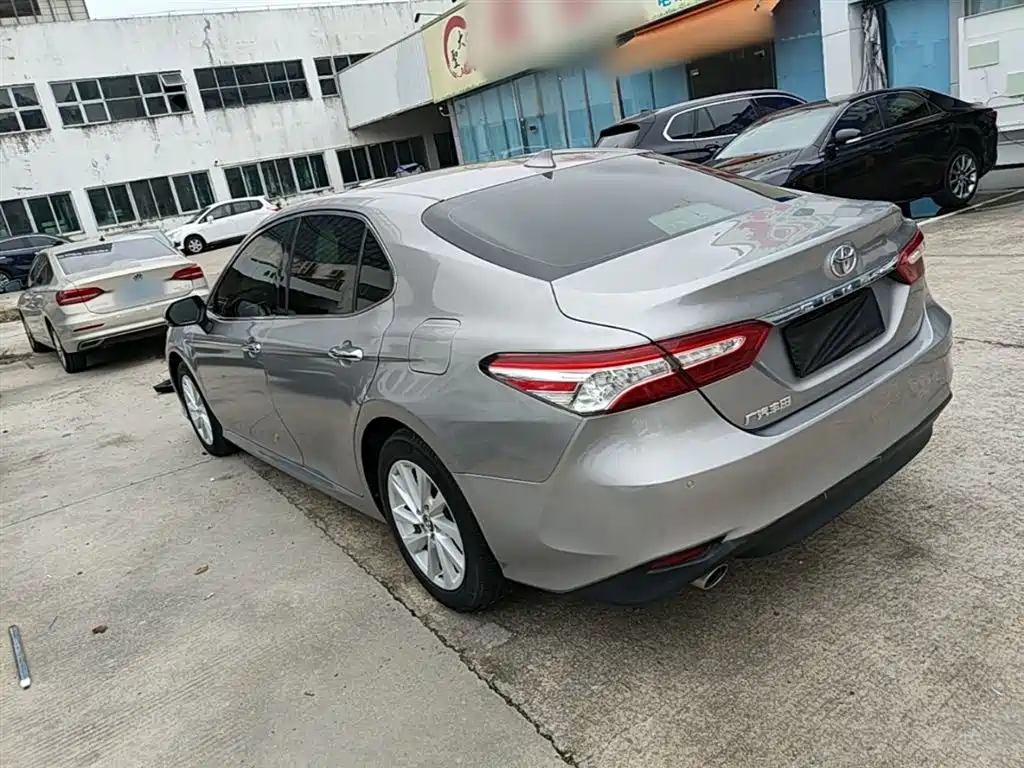 Toyota Camry — фото 5