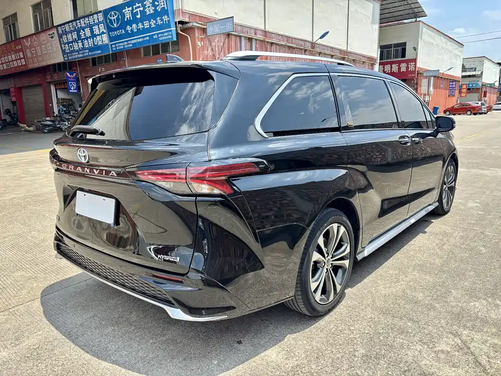 Toyota Granvia — фото 4