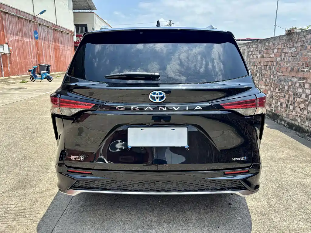 Toyota Granvia — фото 5