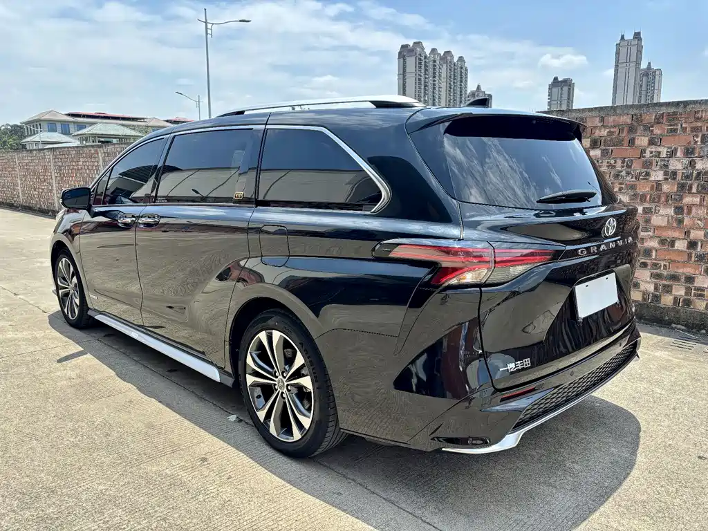 Toyota Granvia — фото 6