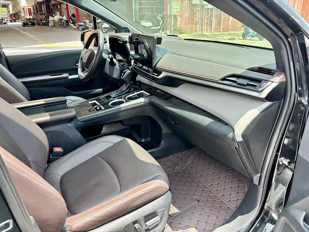 Toyota Granvia — фото 10