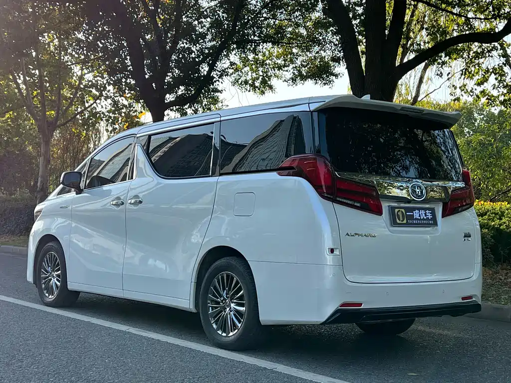 Toyota Alphard — фото 3