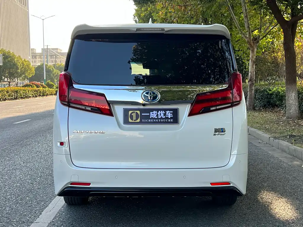 Toyota Alphard — фото 4