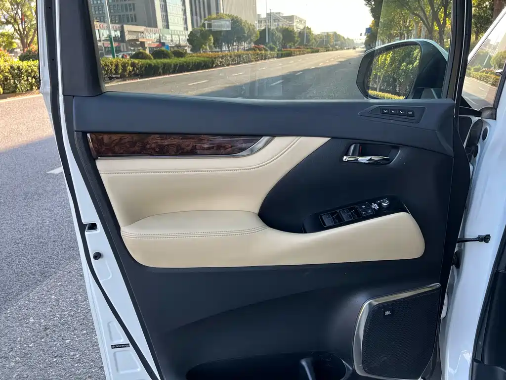 Toyota Alphard — фото 9
