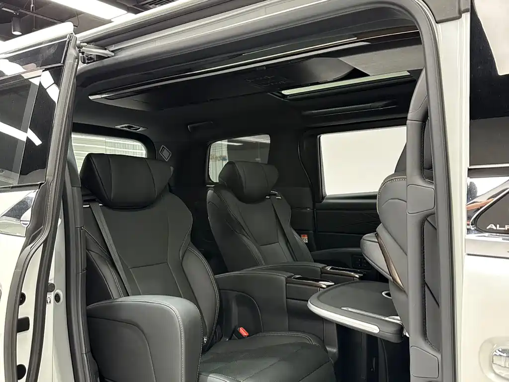 Toyota Alphard — фото 6