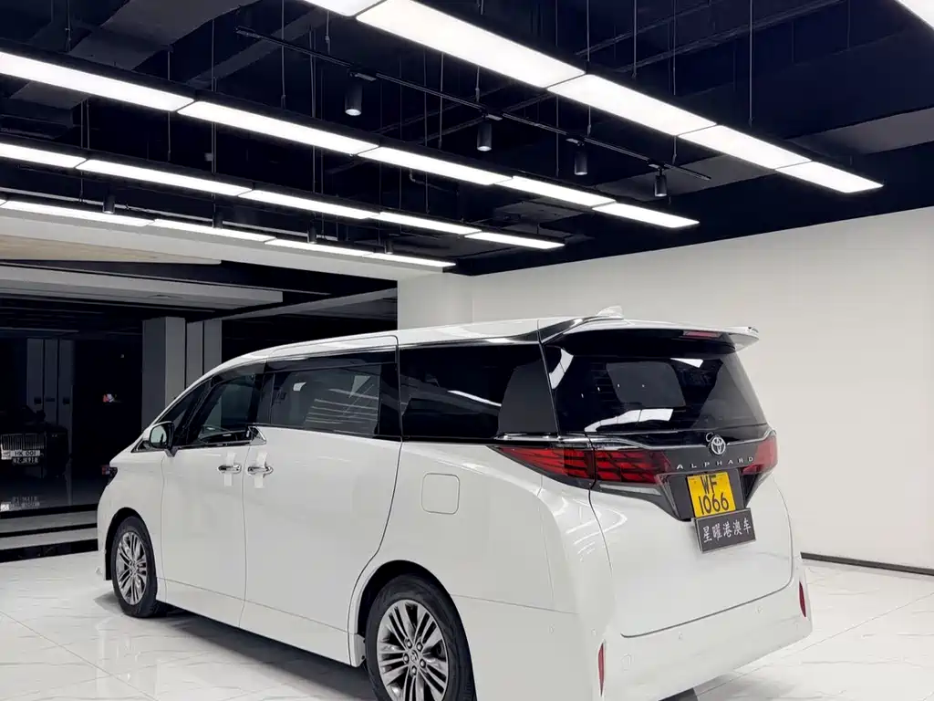 Toyota Alphard — фото 9