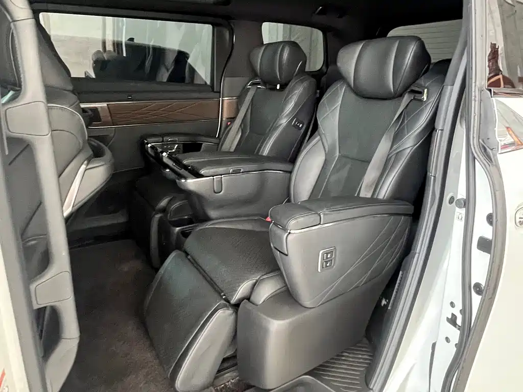 Toyota Vellfire — фото 6