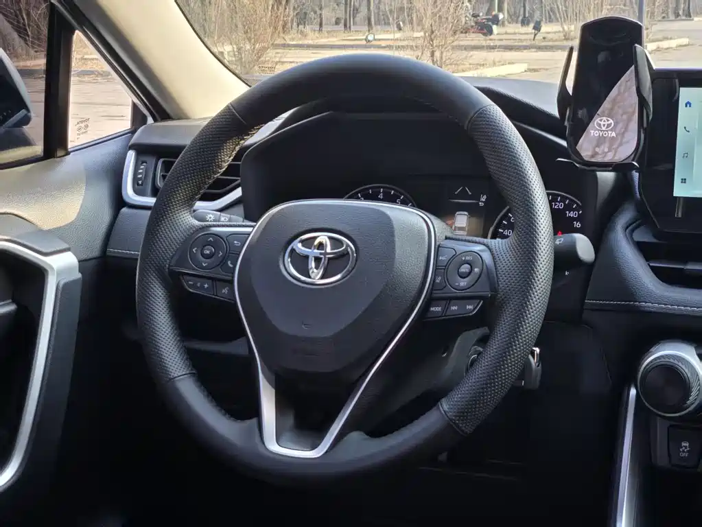 Toyota RAV4 — фото 11