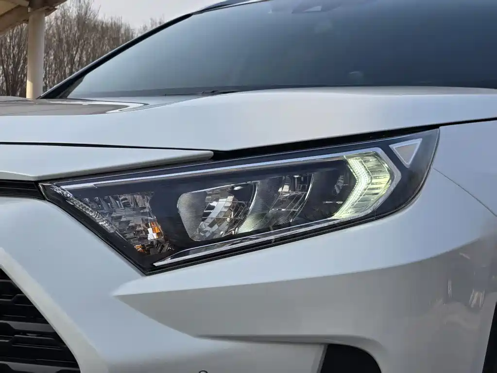 Toyota RAV4 — фото 14