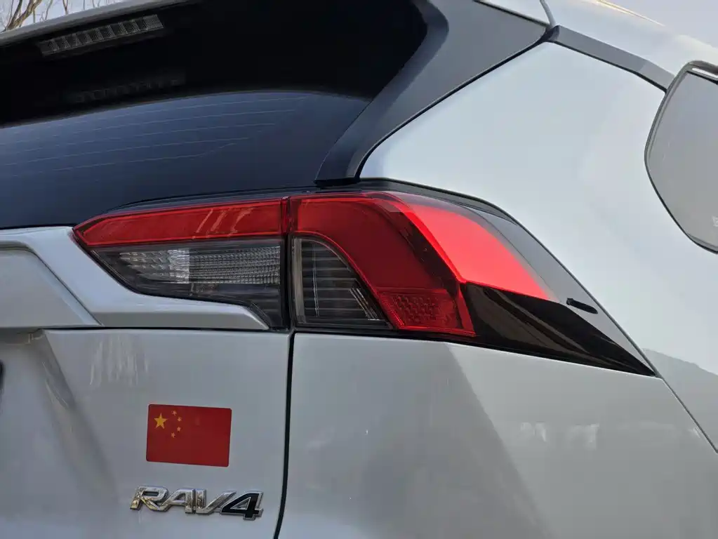 Toyota RAV4 — фото 15