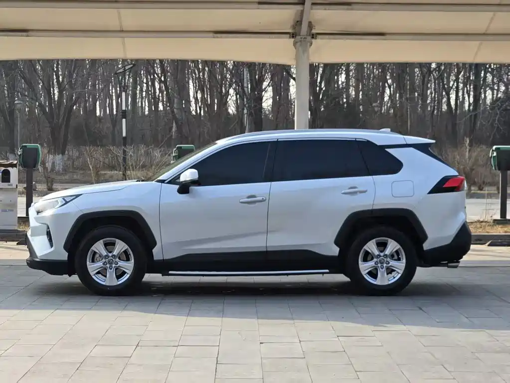Toyota RAV4 — фото 3