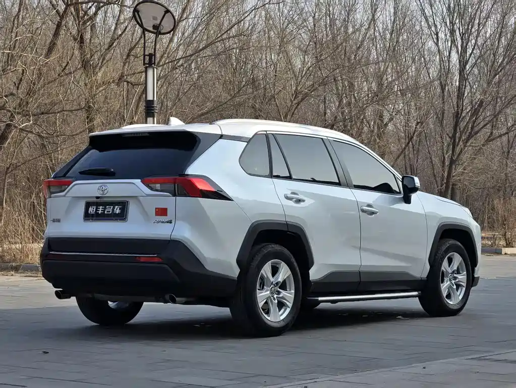 Toyota RAV4 — фото 5
